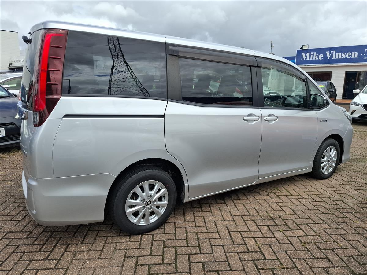 2015 Toyota Noah HYBRID CRUISE CONTROL  2 POWER SLIDING DOORS  BLUETOOTH AUDIO  REVERSE CAMERA  SEAT HEATERS Carousel 5