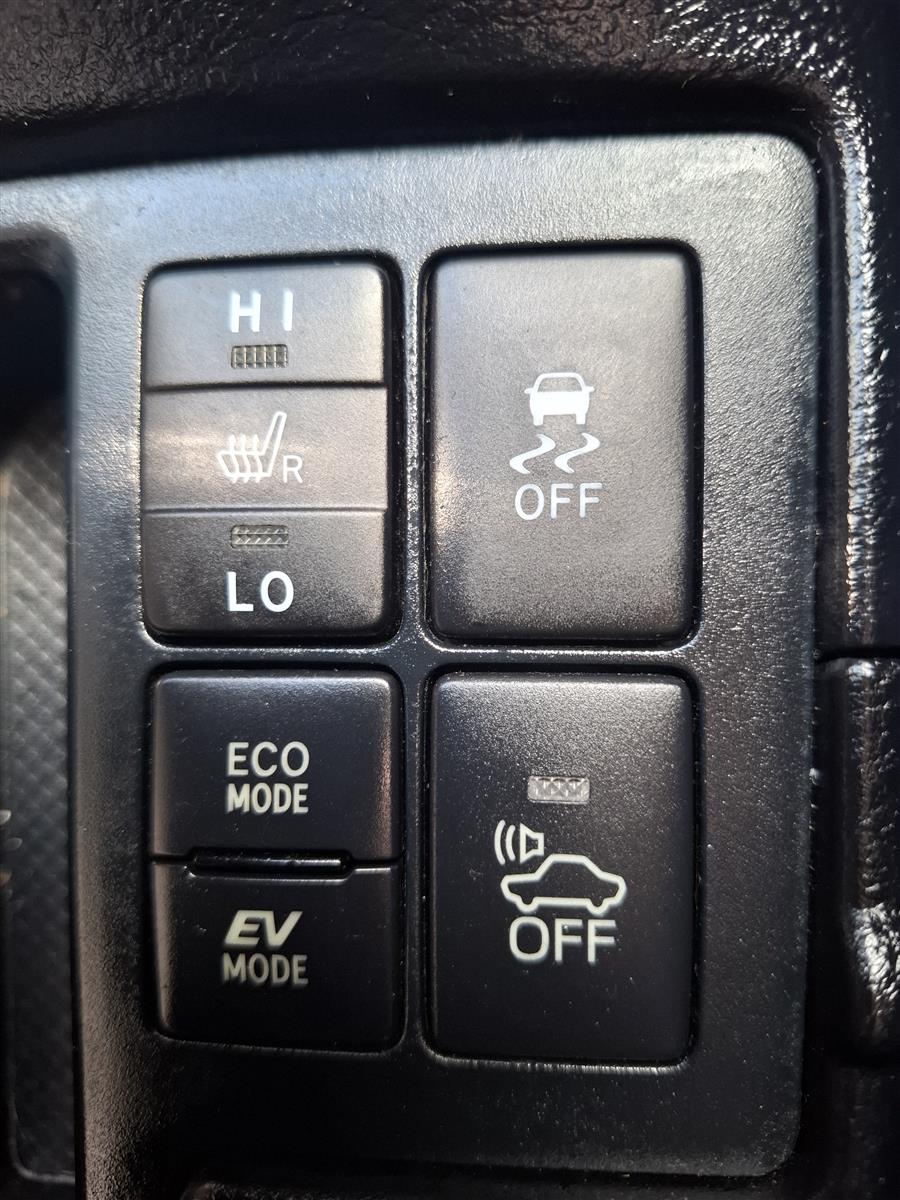 2017 Toyota Vitz HYBRID PUSH START LANE ASSIST PRE CRASH WARNING REVERSE CAMERA BLUETOOTH AUDIO SEAT HEATERS TRACTION CONTROL MULTI AIRBAGS Carousel 13