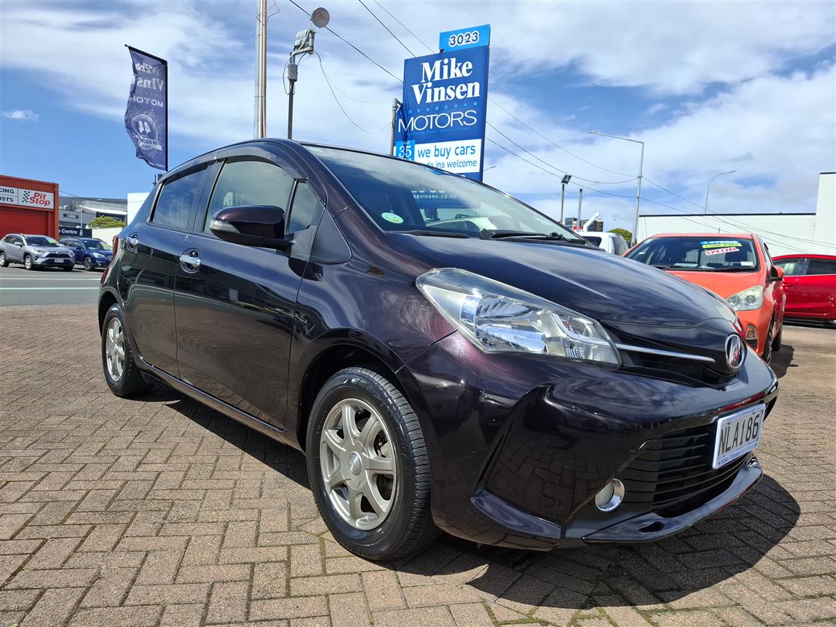2015 Toyota Vitz PUSH START  AUTO STOP  TRACTION CONTROL  ALLOY WHEELS