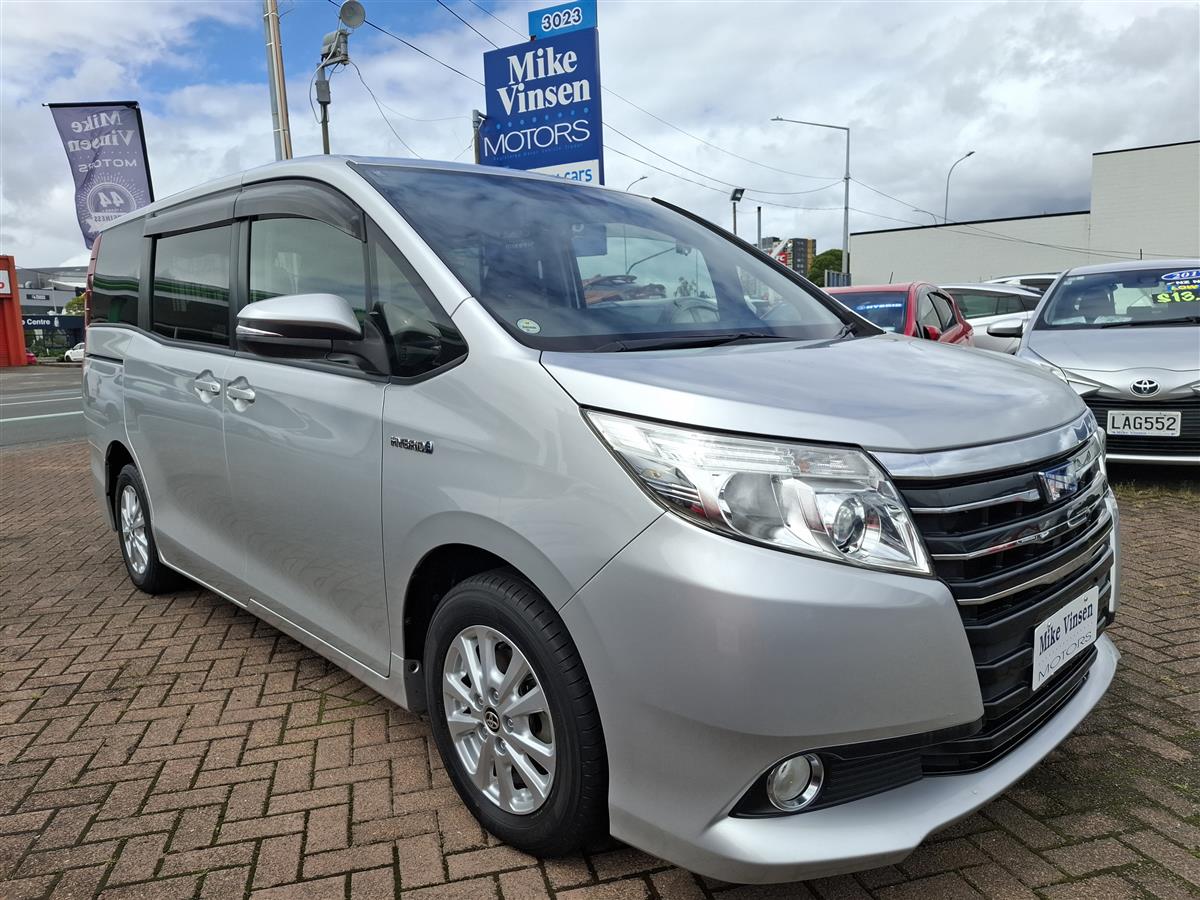 2015 Toyota Noah HYBRID CRUISE CONTROL  2 POWER SLIDING DOORS  BLUETOOTH AUDIO  REVERSE CAMERA  SEAT HEATERS