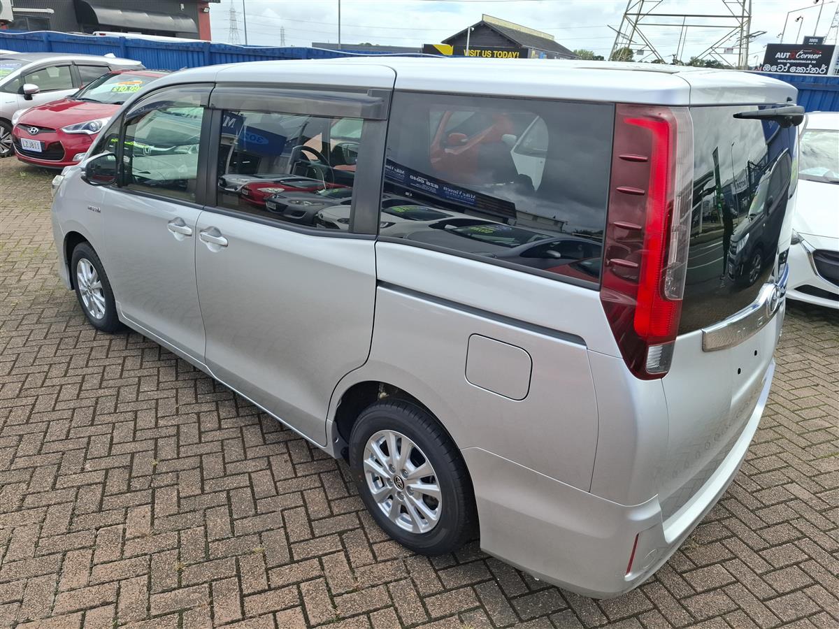 2015 Toyota Noah HYBRID CRUISE CONTROL  2 POWER SLIDING DOORS  BLUETOOTH AUDIO  REVERSE CAMERA  SEAT HEATERS Carousel 3