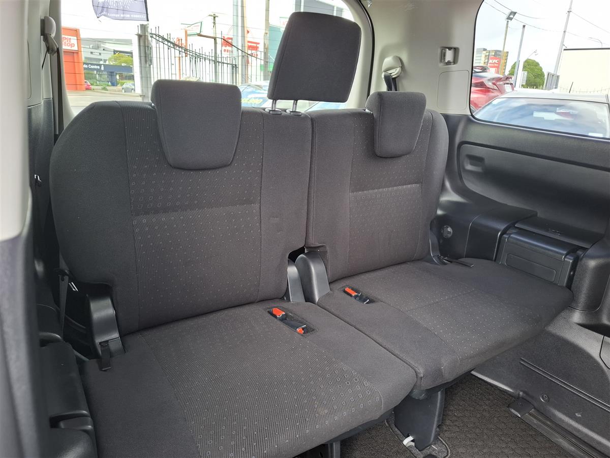 2015 Toyota Noah HYBRID CRUISE CONTROL  2 POWER SLIDING DOORS  BLUETOOTH AUDIO  REVERSE CAMERA  SEAT HEATERS Carousel 9