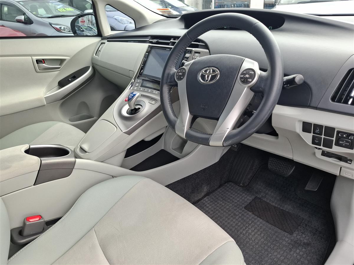 2015 Toyota Prius CRUISE CONTROL  MULTI AIRBAGS  ALPINE STEREO / BLUETOOTH  REVERSE CAMERA  DRIVE MODES  ELECTRIC DRIVER SEAT  DASH CAM Carousel 9