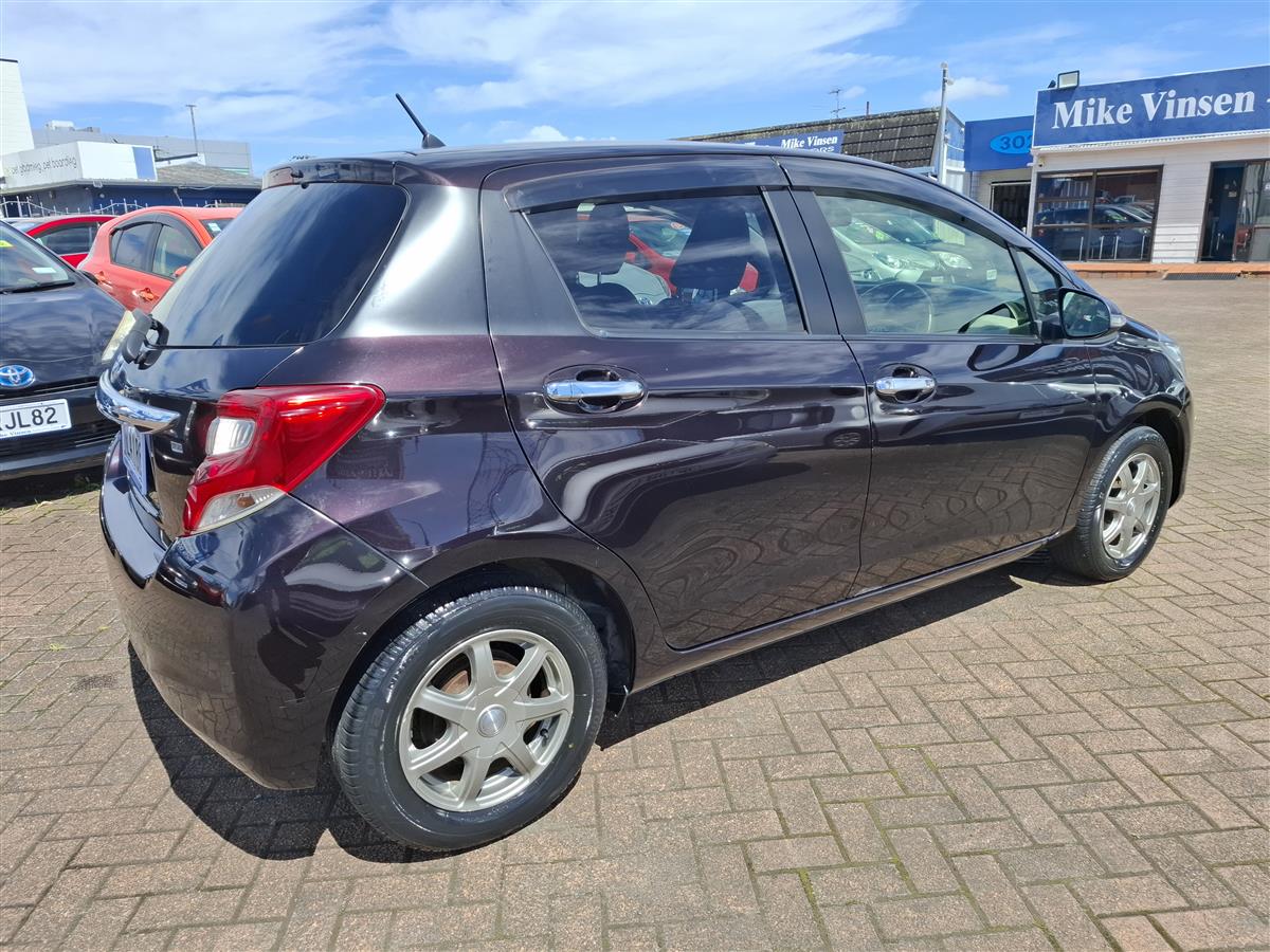 2015 Toyota Vitz PUSH START  AUTO STOP  TRACTION CONTROL  ALLOY WHEELS Carousel 5