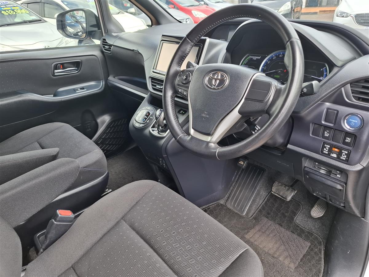 2015 Toyota Noah HYBRID CRUISE CONTROL  2 POWER SLIDING DOORS  BLUETOOTH AUDIO  REVERSE CAMERA  SEAT HEATERS Carousel 7