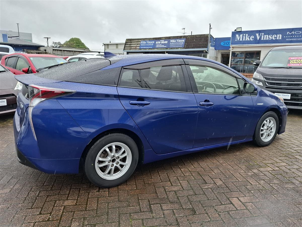 2017 Toyota Prius HYBRID ADAPTIVE CRUISE CONTROL  LANE ASSIST  PRE-CRASH WARNING  REVERSE CAMERA  BLUETOTH AUDIO  MULTI AIRBAGS  ALLOYS Carousel 4