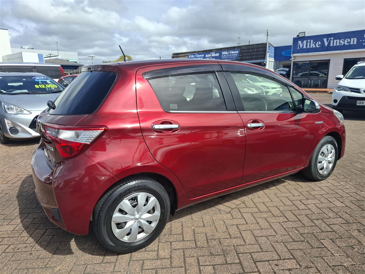 2017 Toyota Vitz HYBRID PUSH START LANE ASSIST PRE CRASH WARNING REVERSE CAMERA BLUETOOTH AUDIO SEAT HEATERS TRACTION CONTROL MULTI AIRBAGS Carousel 5