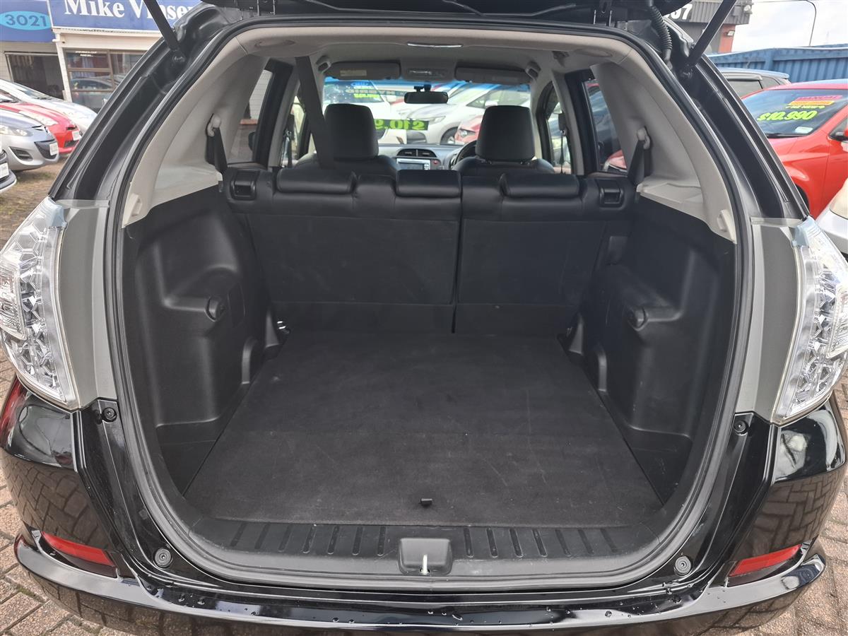 2013 Honda Fit SHUTTLE HYBRID CRUISE CONTROL  HALF LEATHER SEATS  ECO MODE Carousel 6
