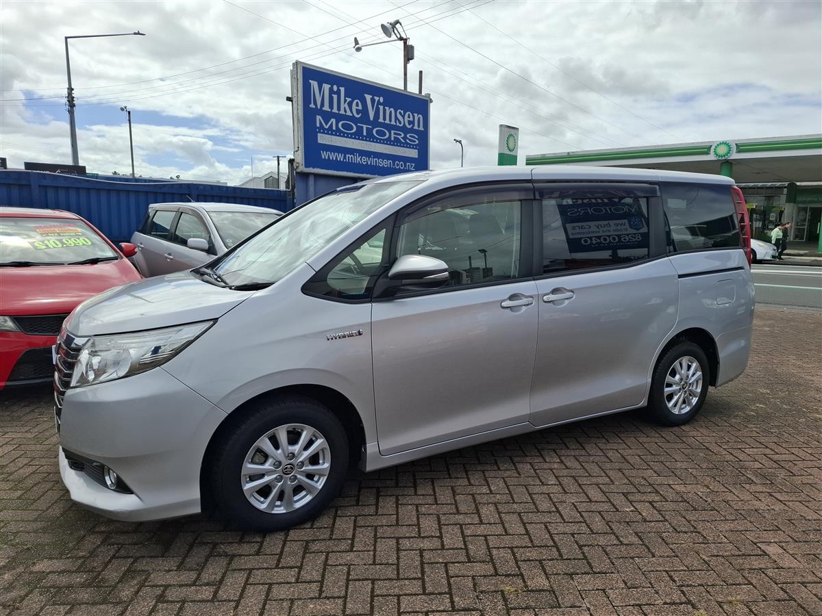 2015 Toyota Noah HYBRID CRUISE CONTROL  2 POWER SLIDING DOORS  BLUETOOTH AUDIO  REVERSE CAMERA  SEAT HEATERS Carousel 2