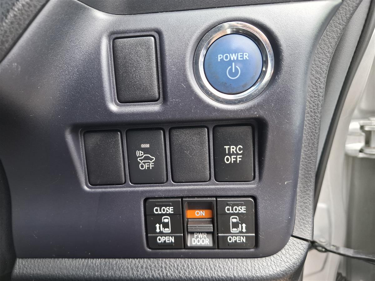 2015 Toyota Noah HYBRID CRUISE CONTROL  2 POWER SLIDING DOORS  BLUETOOTH AUDIO  REVERSE CAMERA  SEAT HEATERS Carousel 13