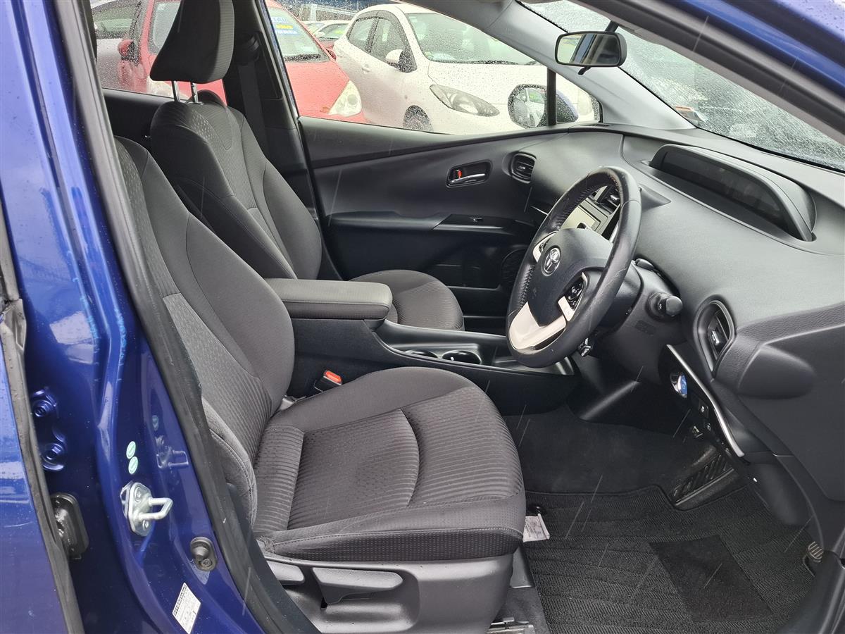 2017 Toyota Prius HYBRID ADAPTIVE CRUISE CONTROL  LANE ASSIST  PRE-CRASH WARNING  REVERSE CAMERA  BLUETOTH AUDIO  MULTI AIRBAGS  ALLOYS Carousel 7