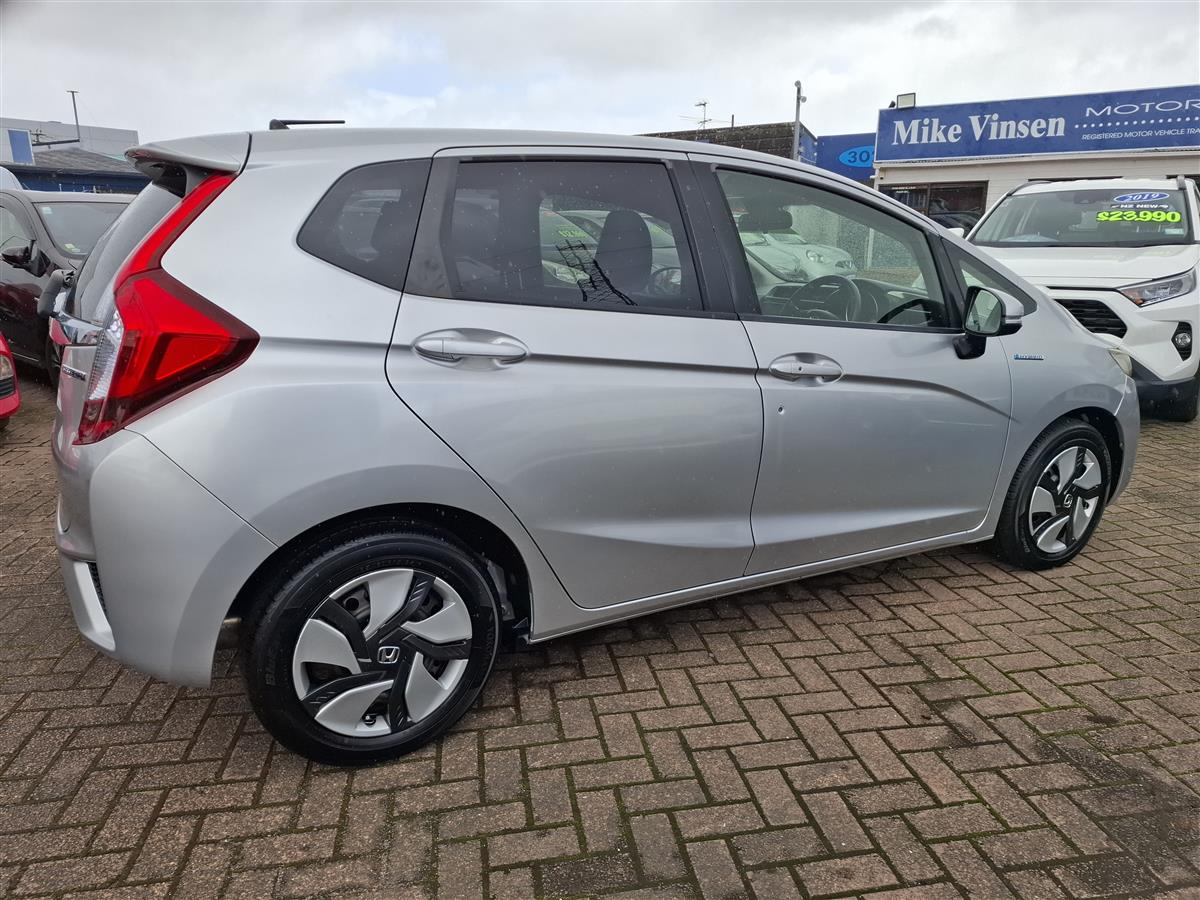 2014 Honda Fit HYBRID MULTI AIRBAGS  REVERSE CAMERA  BLUETOOTH  SPORTS / ECO MODE  STABILITY CONTROL  USB / AUX PORTS Carousel 5