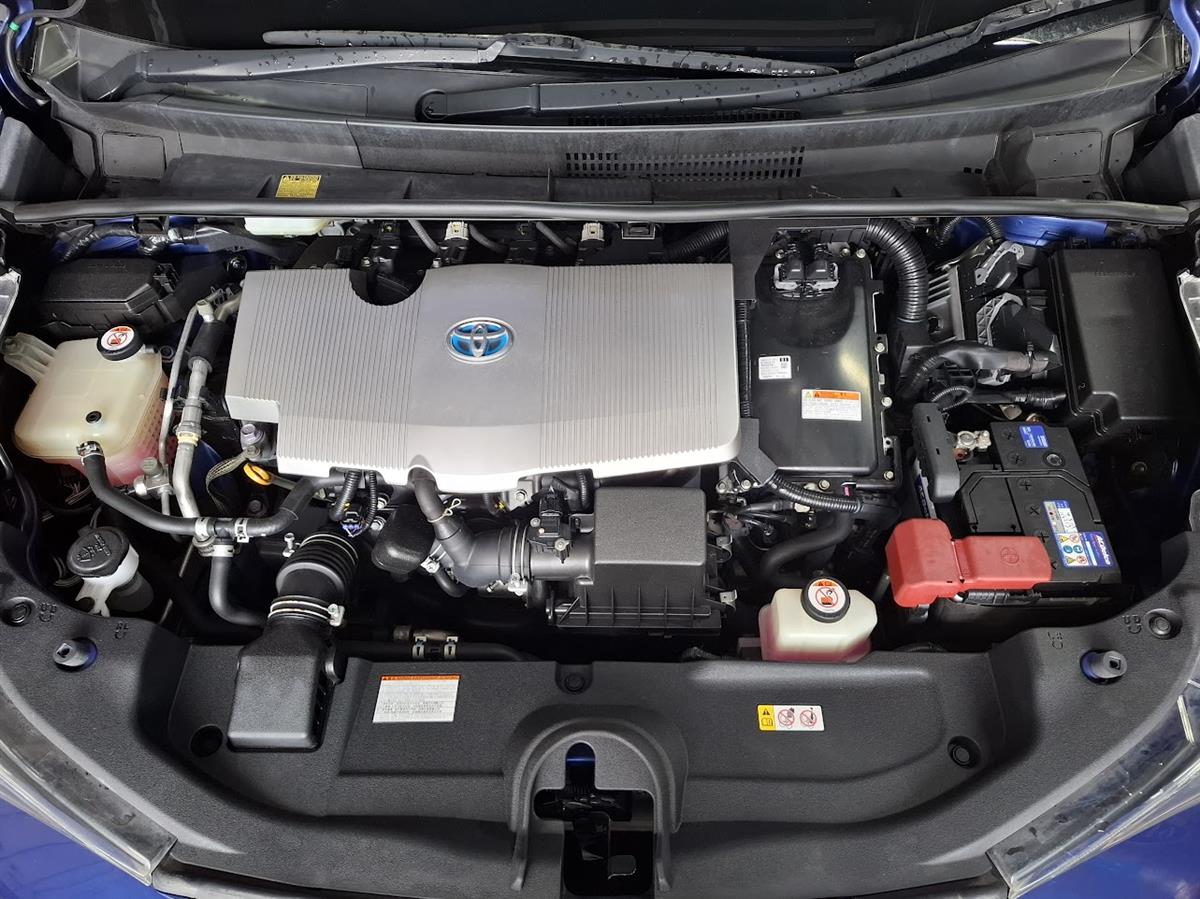 2017 Toyota Prius HYBRID ADAPTIVE CRUISE CONTROL  LANE ASSIST  PRE-CRASH WARNING  REVERSE CAMERA  BLUETOTH AUDIO  MULTI AIRBAGS  ALLOYS Carousel 6