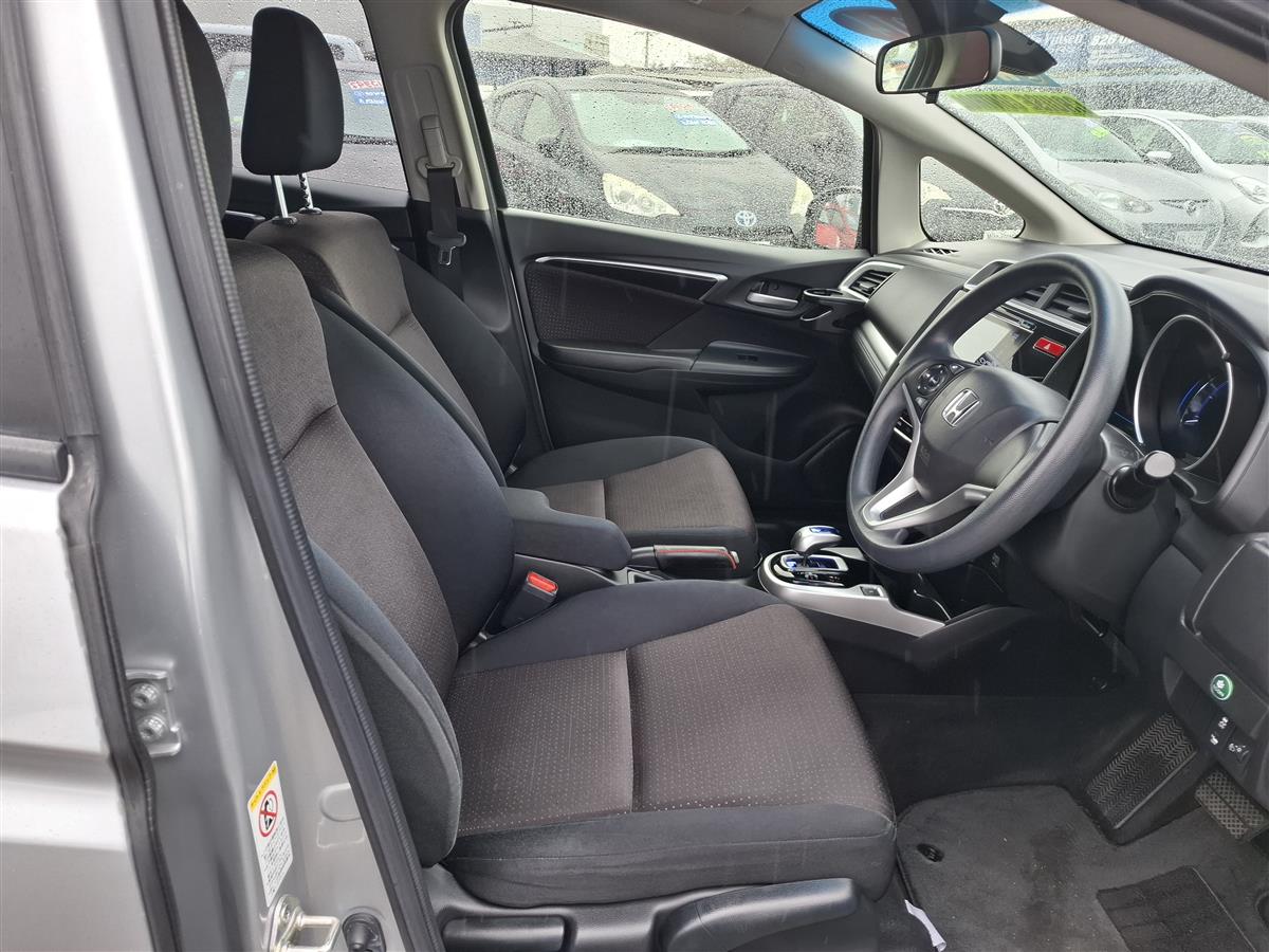2014 Honda Fit HYBRID MULTI AIRBAGS  REVERSE CAMERA  BLUETOOTH  SPORTS / ECO MODE  STABILITY CONTROL  USB / AUX PORTS Carousel 6