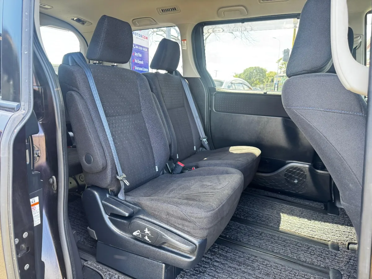 2015 Toyota Noah HYBRID G Carousel 3