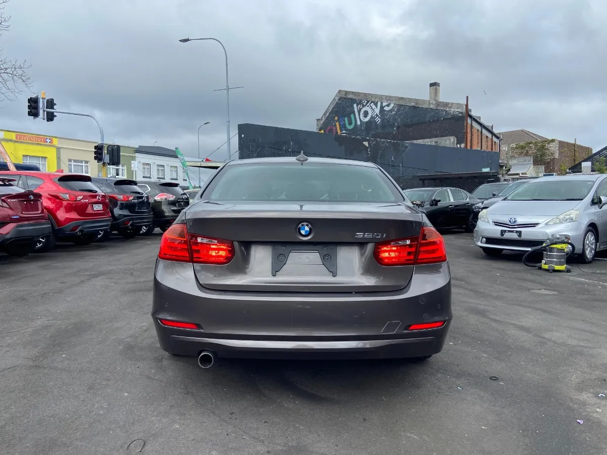2014 BMW 320i Carousel 13