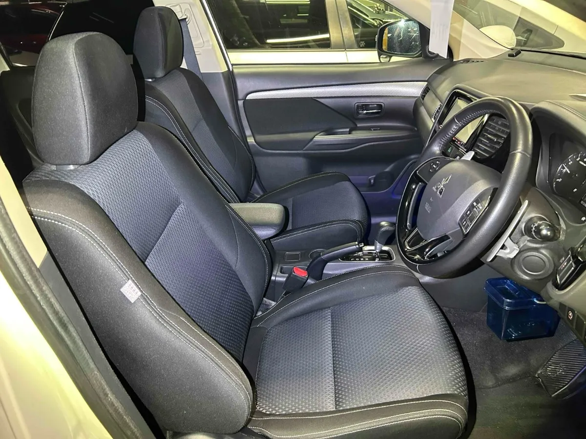 2017 Mitsubishi Outlander 20G SAFETY PACKAGE Carousel 6