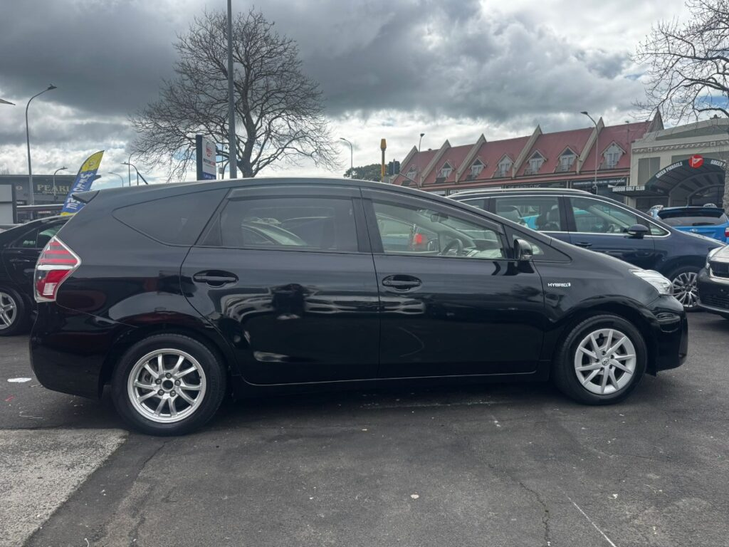 2015 Toyota Prius Alpha ALPHA S Carousel 17