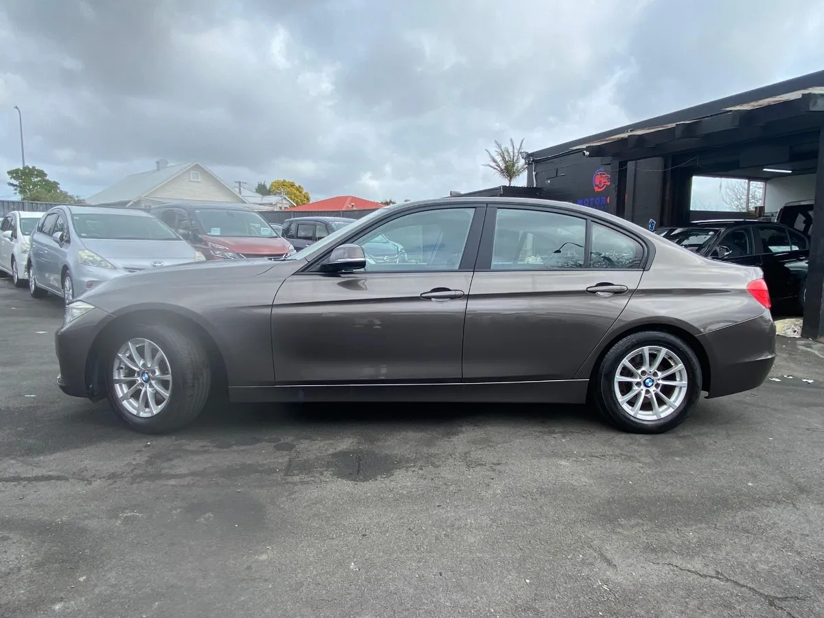 2014 BMW 320i Carousel 17