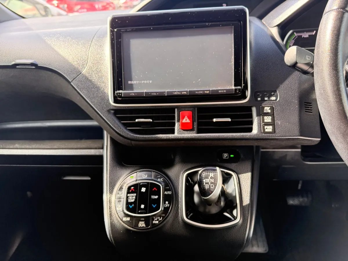 2014 Toyota Voxy HYBRID V Carousel 3