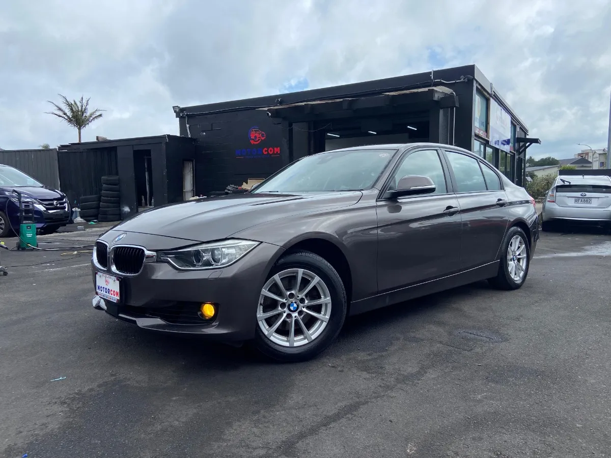 2014 BMW 320i Carousel 18