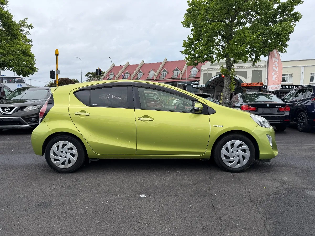 2016 Toyota Aqua S Carousel 17