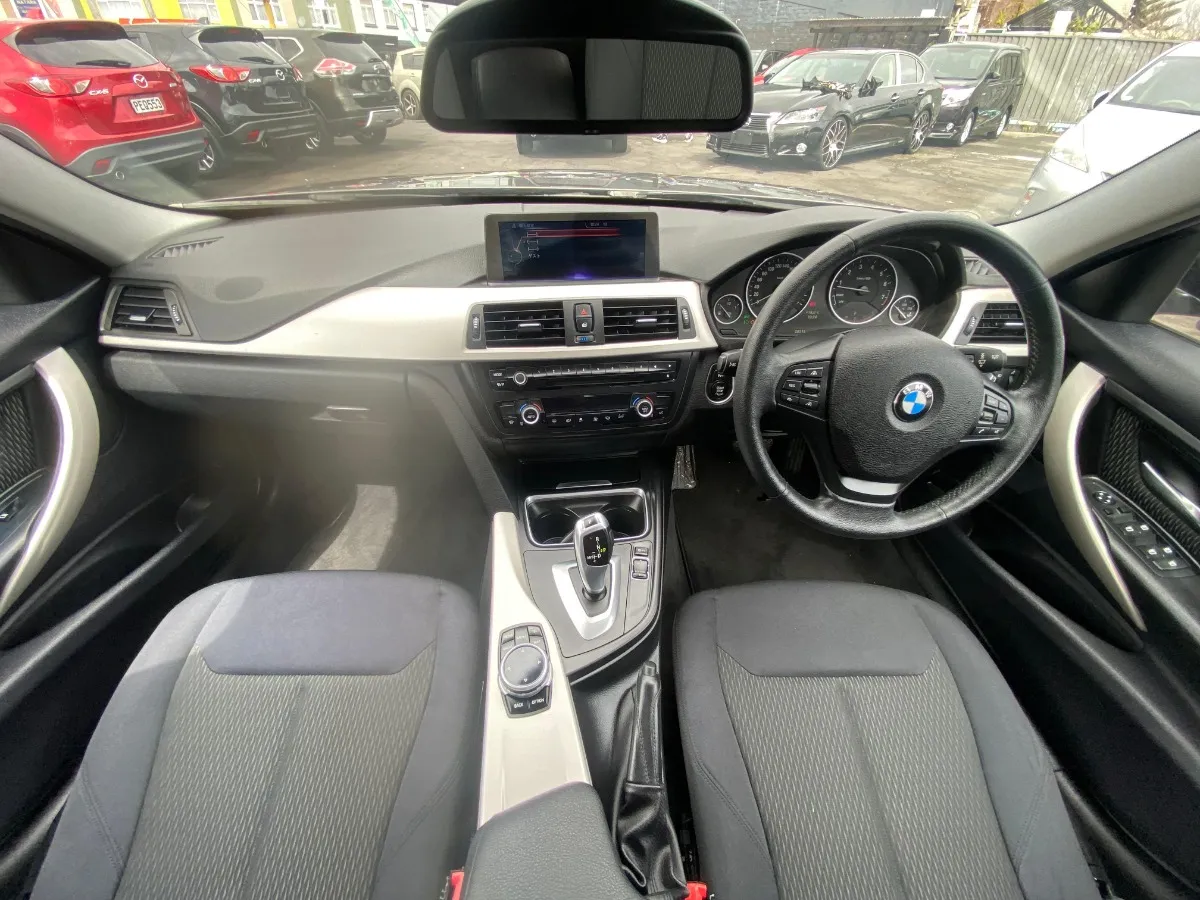 2014 BMW 320i Carousel 9