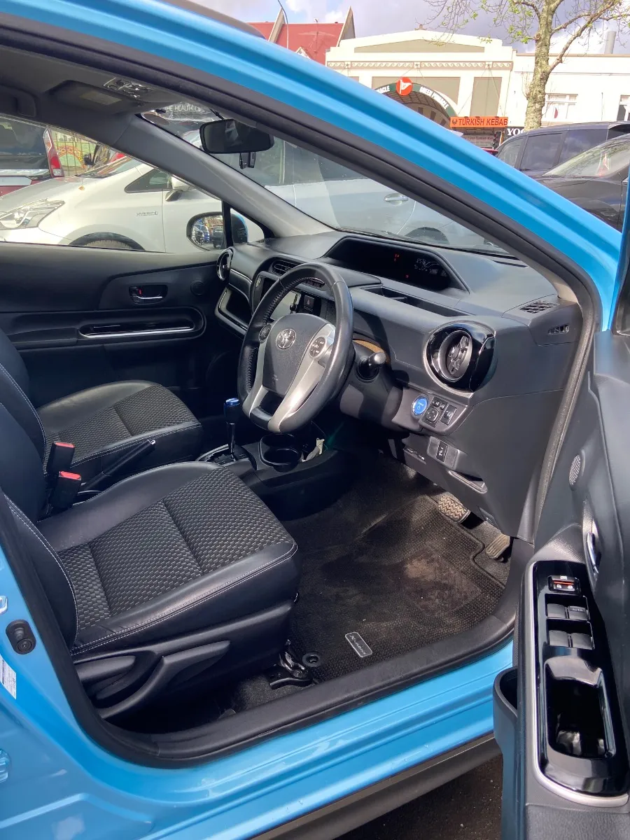 2015 Toyota Aqua X-URBAN Carousel 13