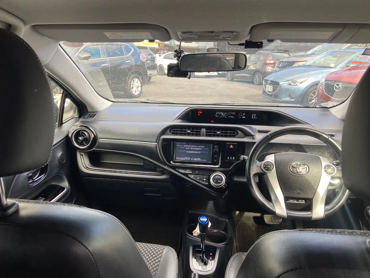 2015 Toyota Aqua X-URBAN Carousel 12