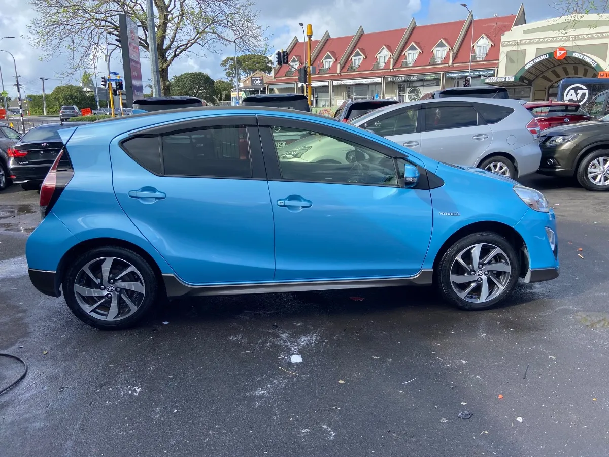 2015 Toyota Aqua X-URBAN Carousel 15