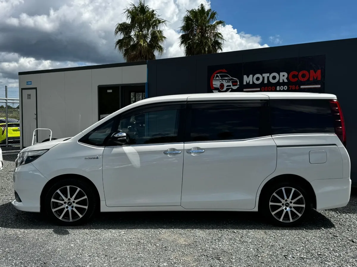 2017 Toyota Esquire HYBRID GI BLACK TALERED Carousel 10