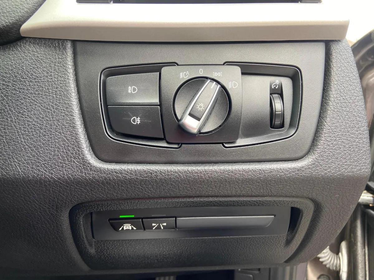 2014 BMW 320i Carousel 4