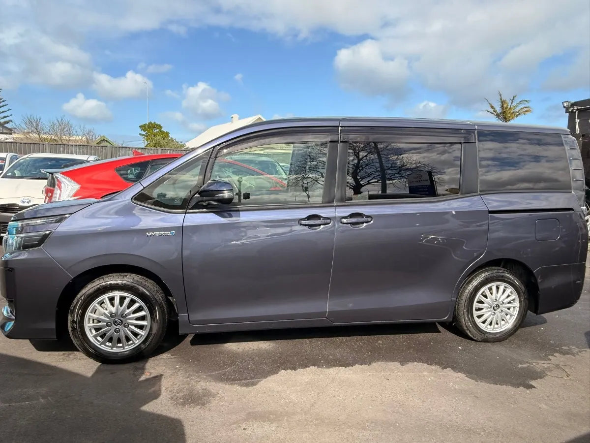 2014 Toyota Voxy HYBRID V Carousel 11
