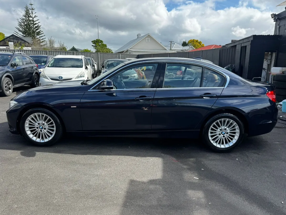 2014 BMW 320i 3 SERIES Carousel 17