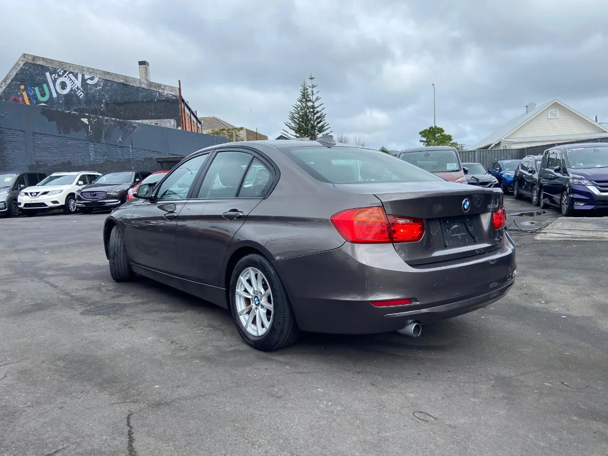 2014 BMW 320i Carousel 16