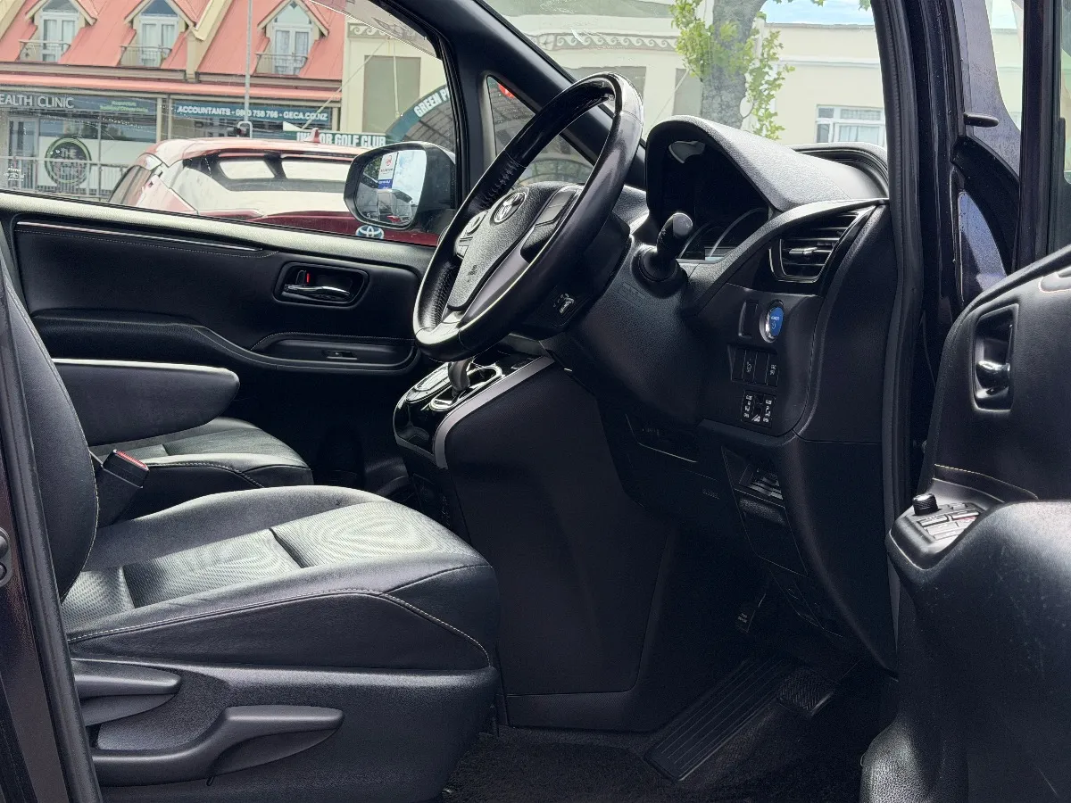 2015 Toyota Esquire HYBRID GI Carousel 11