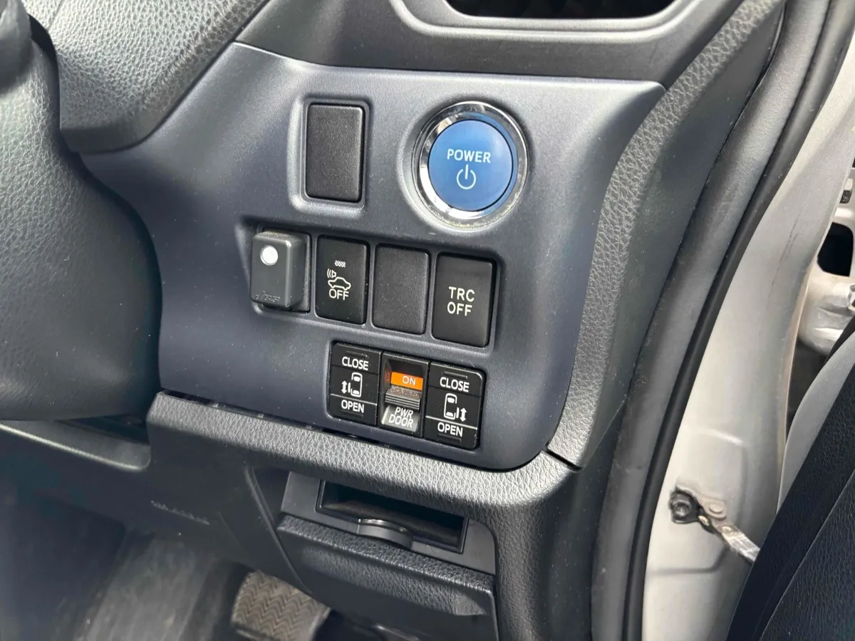 2014 Toyota Noah HYBRID X Carousel 1