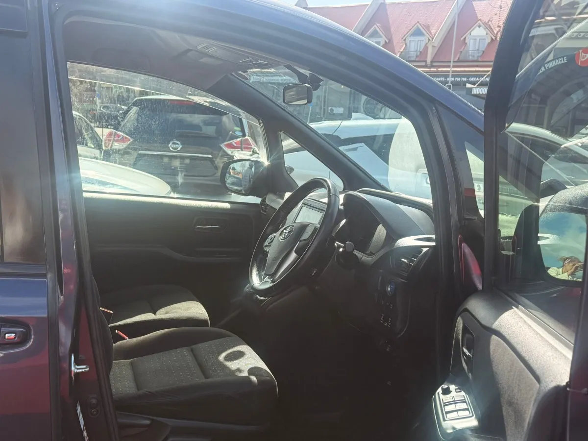 2014 Toyota Voxy HYBRID V Carousel 9