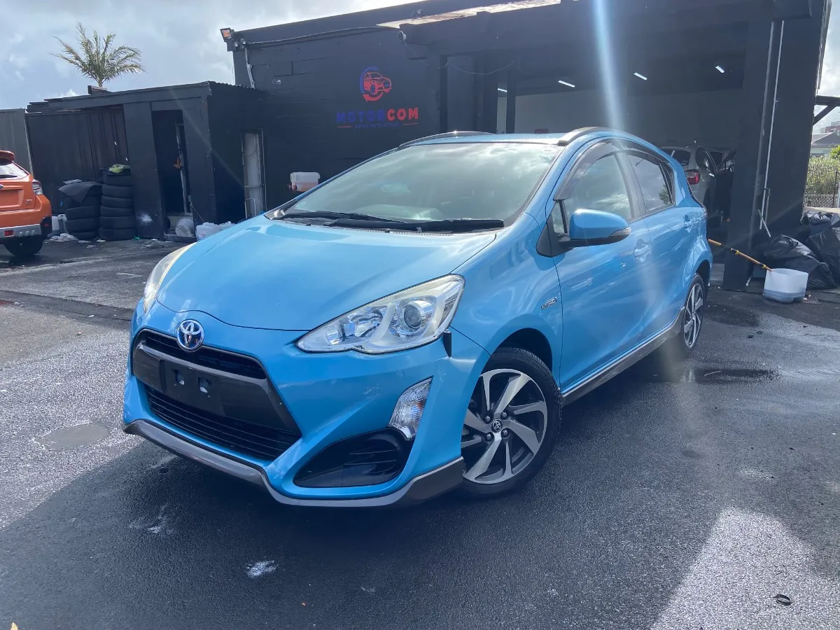 2015 Toyota Aqua X-URBAN Carousel 16