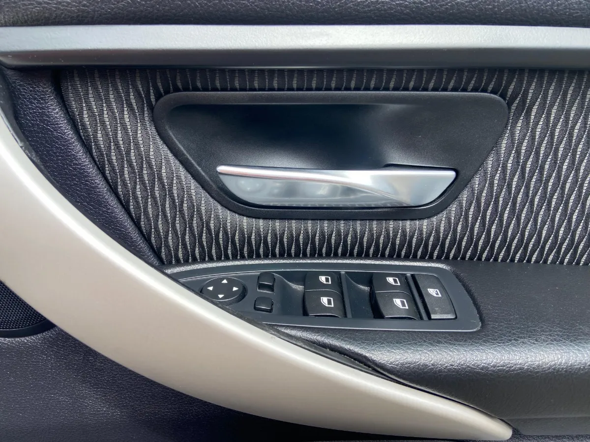 2014 BMW 320i Carousel 1
