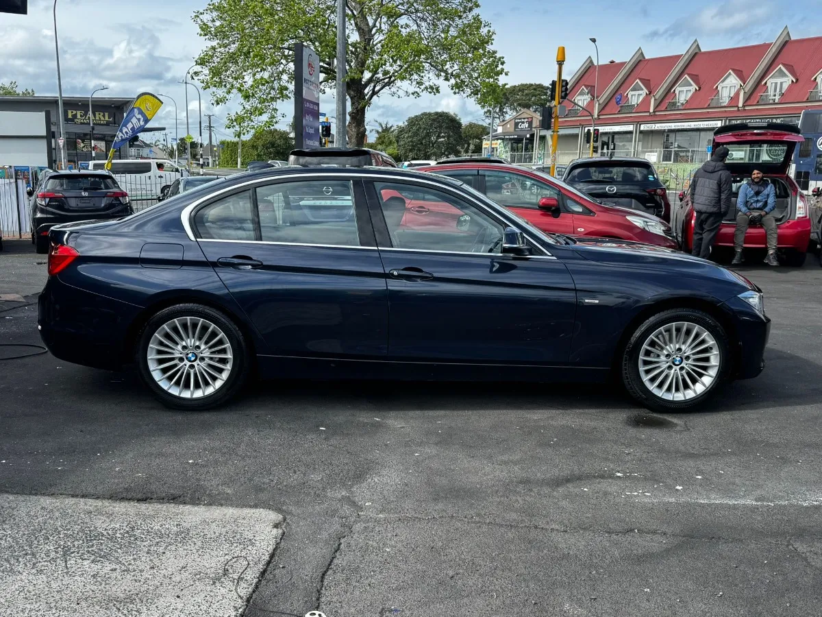 2014 BMW 320i 3 SERIES Carousel 13