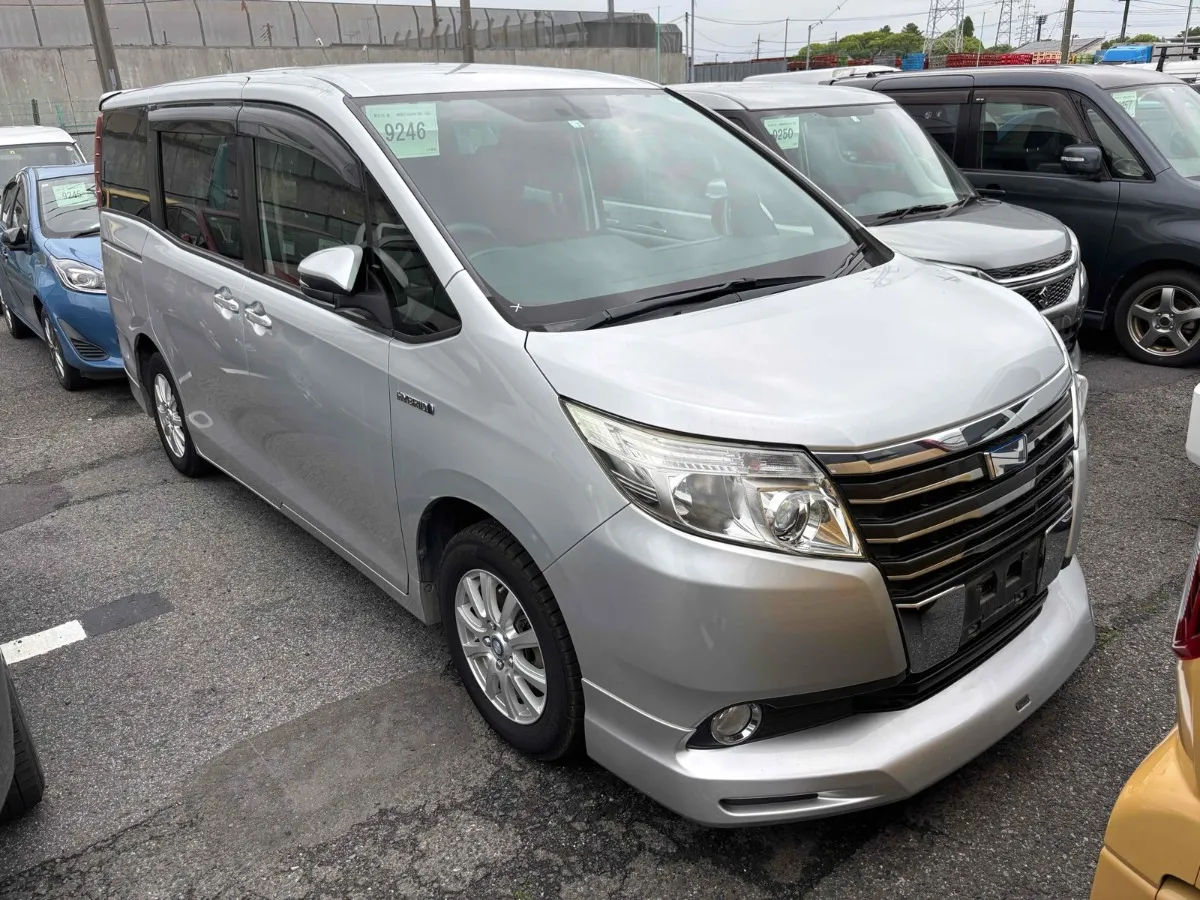 2014 Toyota Noah HYBRID X Carousel 4
