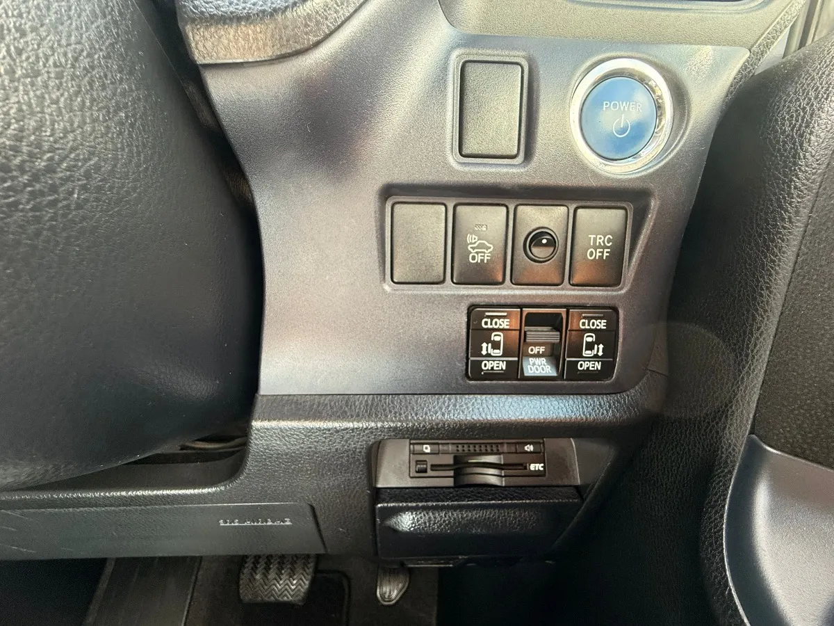 2014 Toyota Voxy HYBRID V Carousel 2