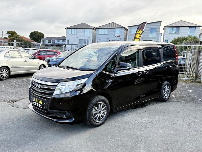 2015 Toyota Noah Hybrid Carousel 16