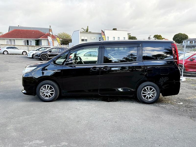 2015 Toyota Noah Hybrid Carousel 15