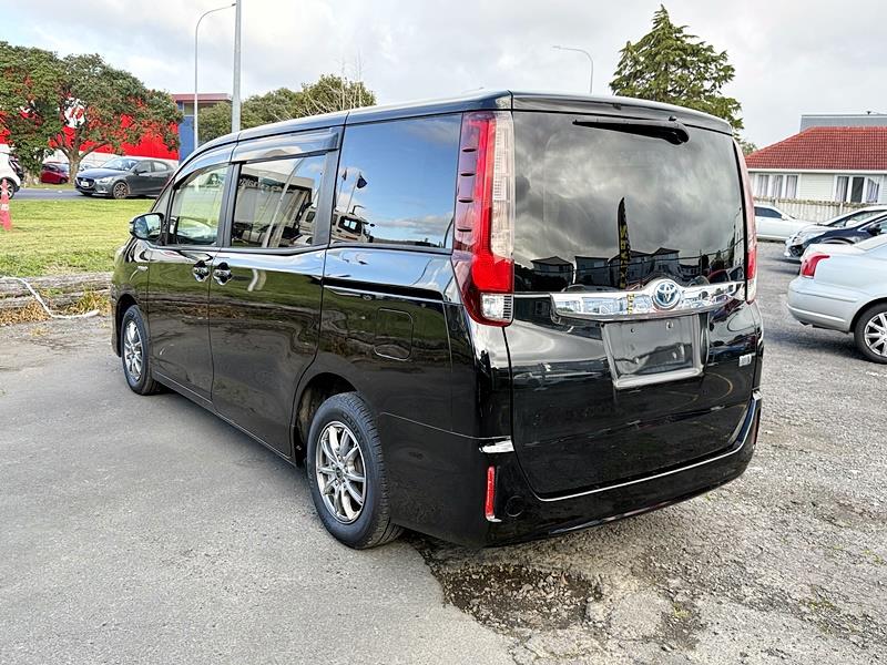 2015 Toyota Noah Hybrid Carousel 14
