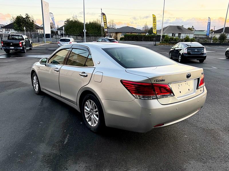 2013 Toyota Crown Royal Saloon Carousel 12
