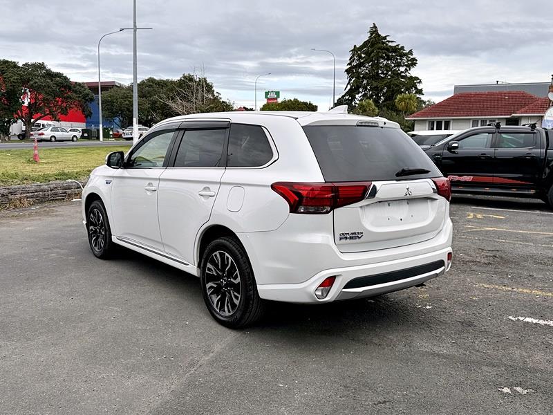 2015 Mitsubishi Outlander PHEV 4WD Carousel 14