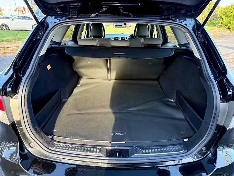 2013 Toyota Avensis Wagon Carousel 1