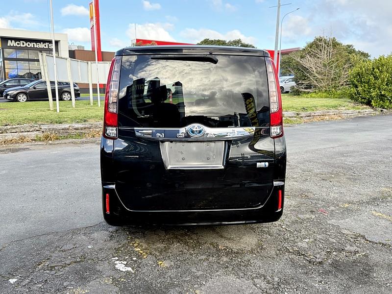 2015 Toyota Noah Hybrid Carousel 13